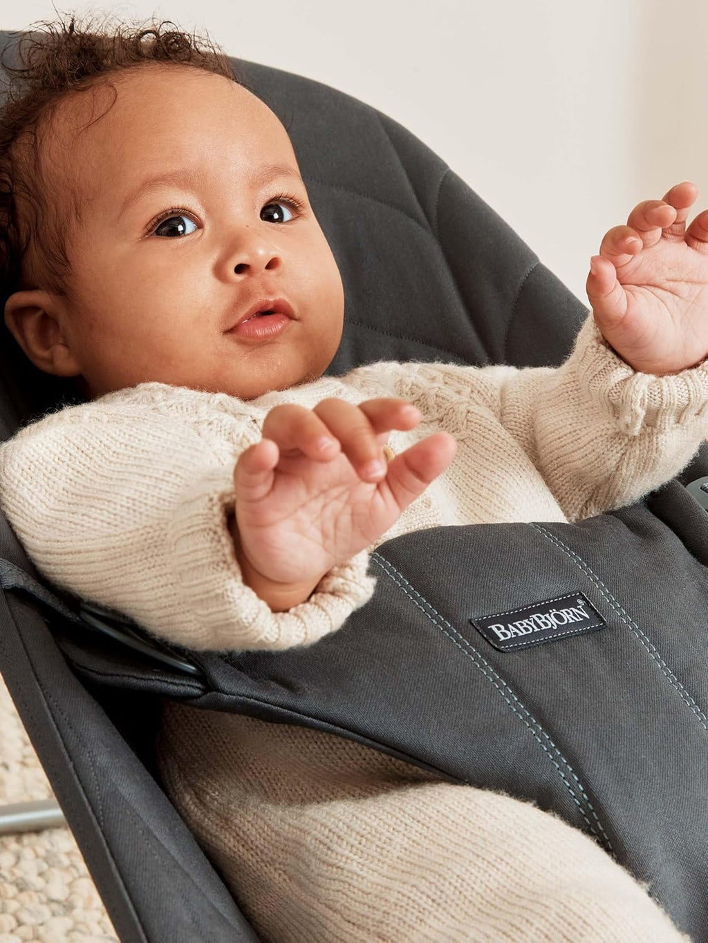 BabyBjörn Babywippe Bliss, Gewebt, Blütenblatt-Steppung, Sandgrau