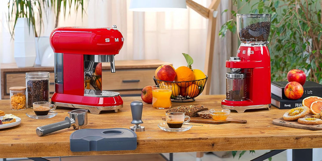 Smeg, ECF01WHEU Manual Espresso -Maschine, Cappuccino -System, Thermoblock, große Tassengehäuse und Doppelkaffeefunktion, 1 l Wassertank, kompakte Abmessungen, 1350W, Weiß
