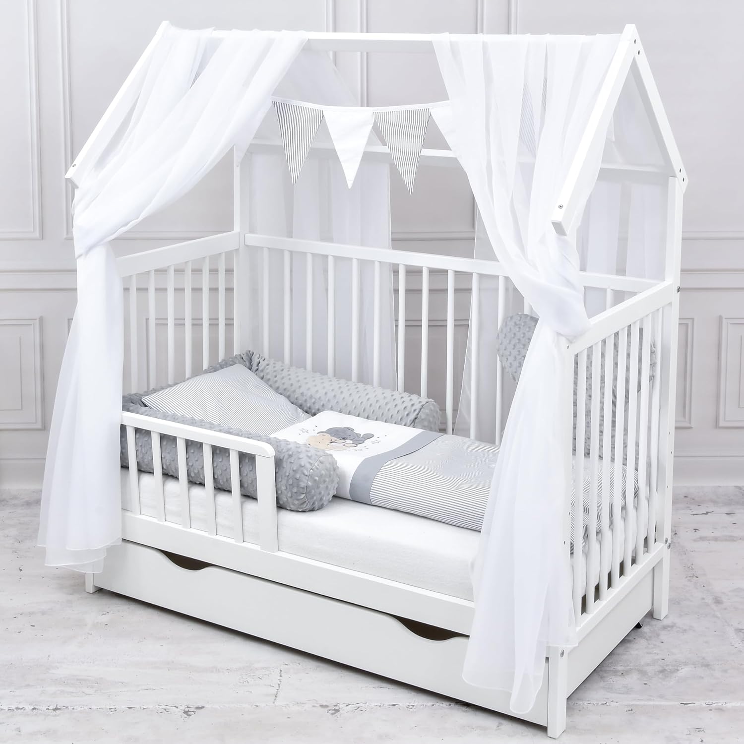 Baby Delux Babybett Komplett Set Hausbett 60x120 cm weiß Schublade Rausfallschutz Kinderbett Matratze Bettwäsche Deko Set (Prince Stars)
